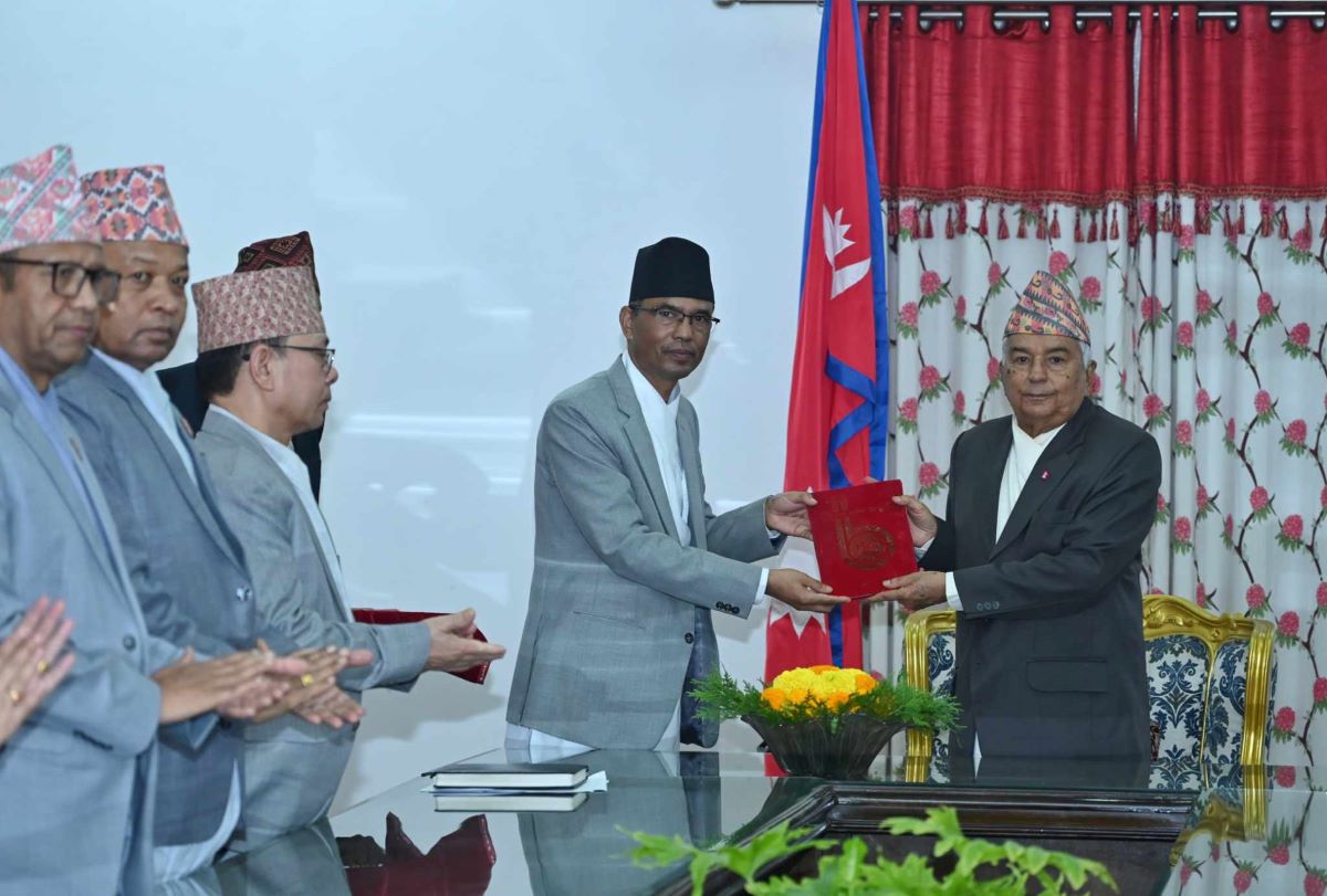 राष्ट्रपति समक्ष थारू आयोगले बुझायो प्रतिवेदन 